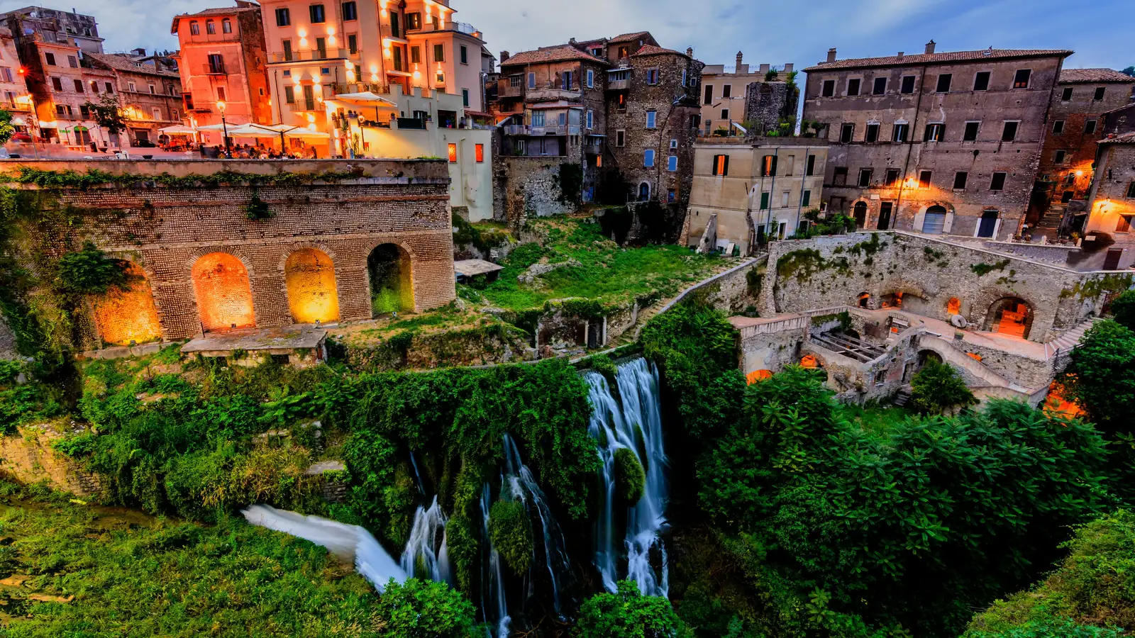 Il centro storico medievale di Tivoli sopra le cascate di Villa Gregoriana